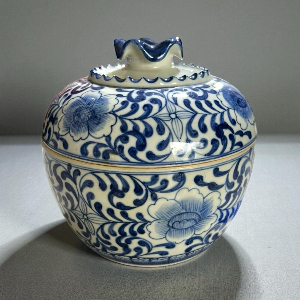 Blue & White Porcelain Lidded Ginger Jar Tea Caddy Floral Vine Design Decorative - Picture 2 of 5